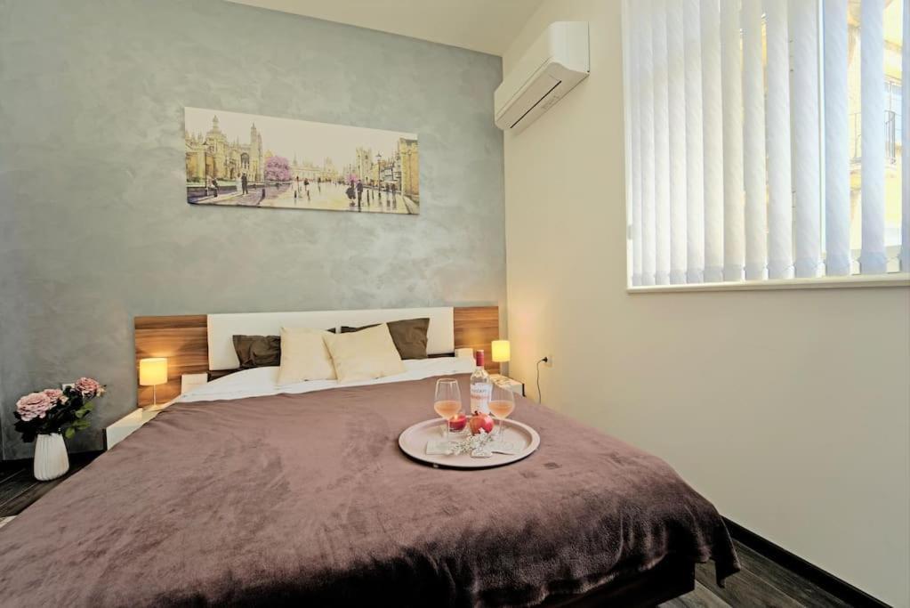 Cozy 2-Bedroom Flat In The Very Center Of โซเฟีย ภายนอก รูปภาพ