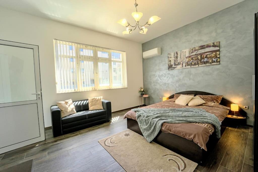 Cozy 2-Bedroom Flat In The Very Center Of โซเฟีย ภายนอก รูปภาพ