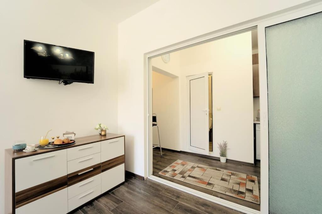 Cozy 2-Bedroom Flat In The Very Center Of โซเฟีย ภายนอก รูปภาพ