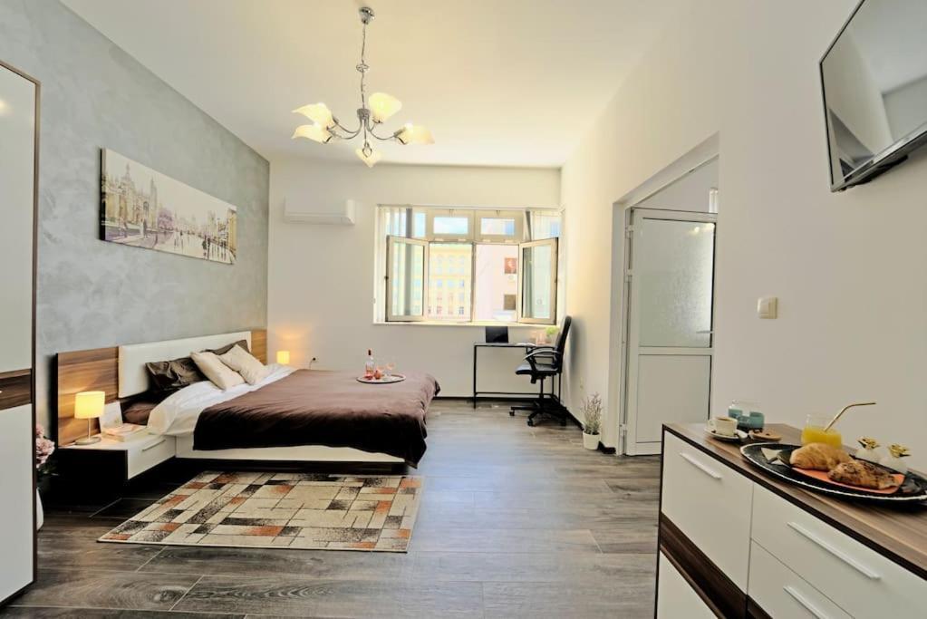 Cozy 2-Bedroom Flat In The Very Center Of โซเฟีย ภายนอก รูปภาพ